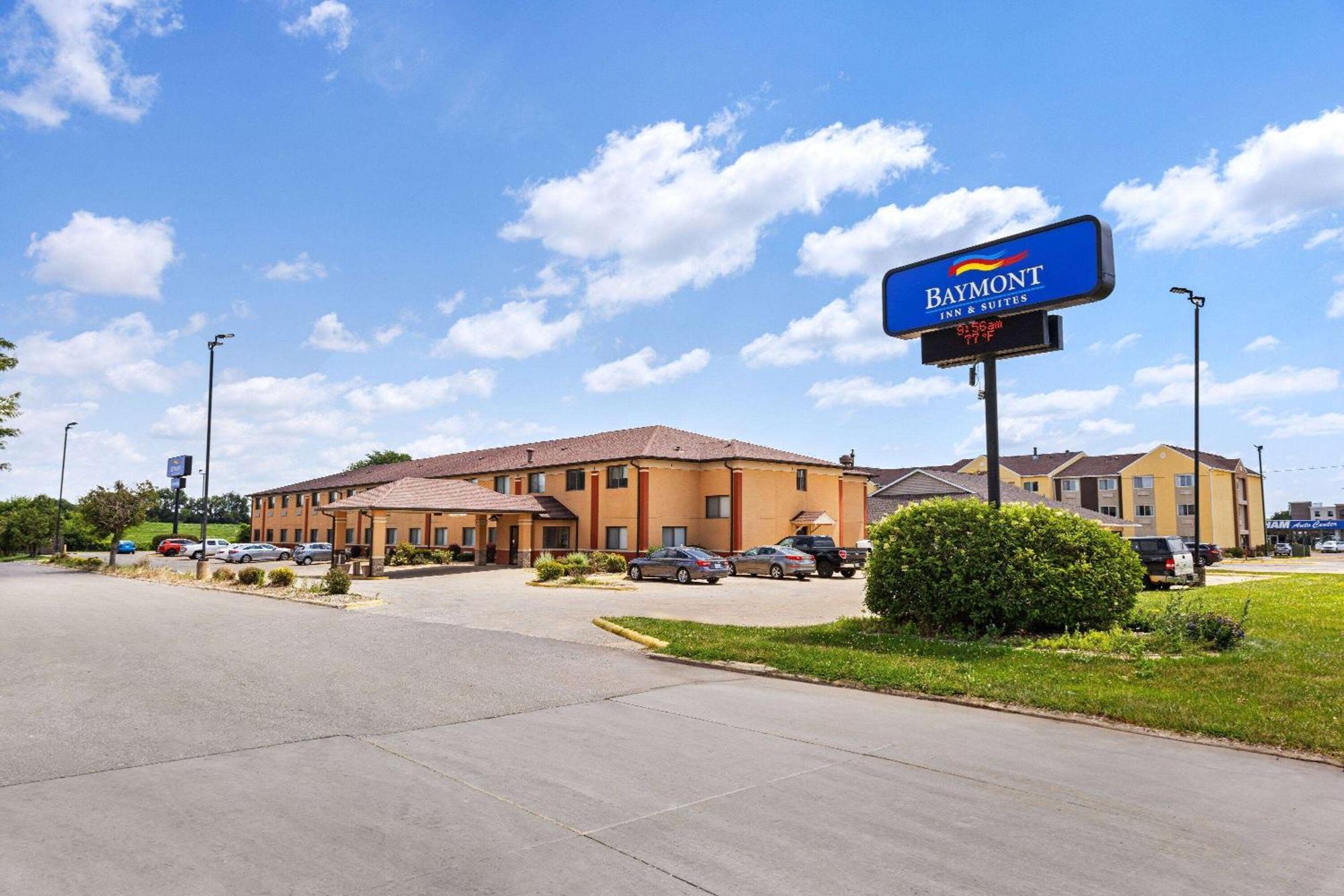 Baymont By Wyndham Waterloo Hotel Exterior foto